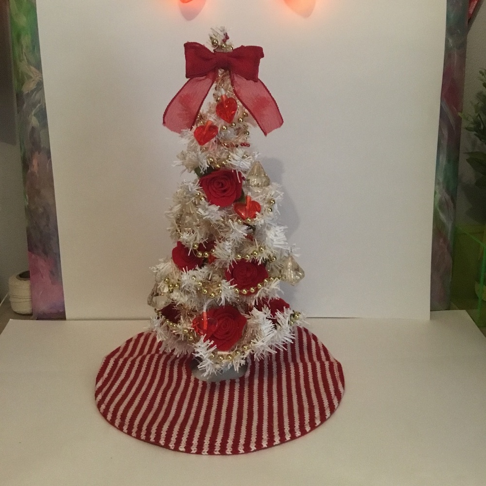 Valentines Day Roses Handcrafted 13 in.Tree - Picture 5 of 5